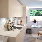 Pinia Centre Modern With Shared Bathroom Apartment *