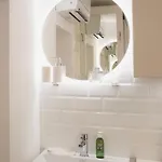 Pinia Centre Modern With Shared Bathroom شقة