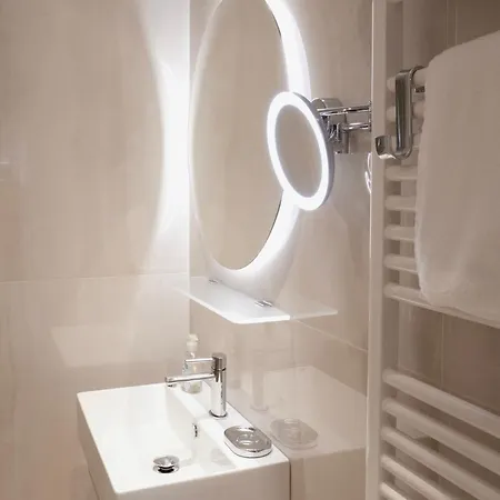 Pinia Centre Modern With Shared Bathroom *
