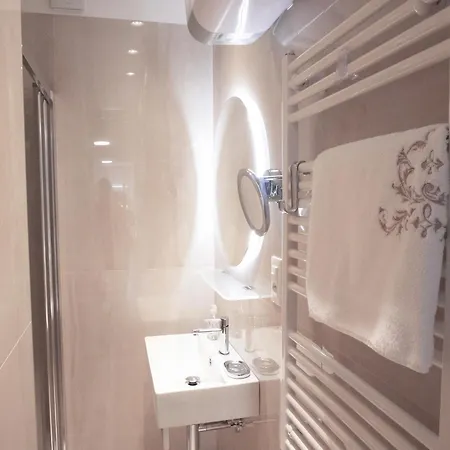 Pinia Centre Modern With Shared Bathroom ليوبليانا