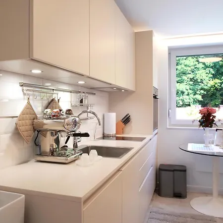Pinia Centre Modern With Shared Bathroom شقة