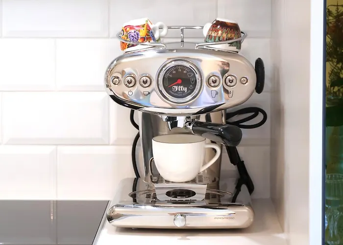 Pinia Centre Modern With Shared Bathroom