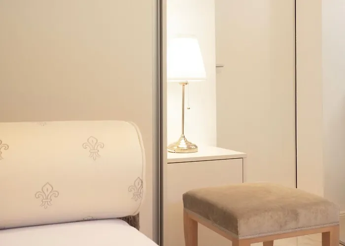 Pinia Centre Modern With Shared Bathroom