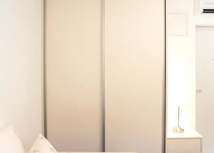 Pinia Centre Modern With Shared Bathroom *