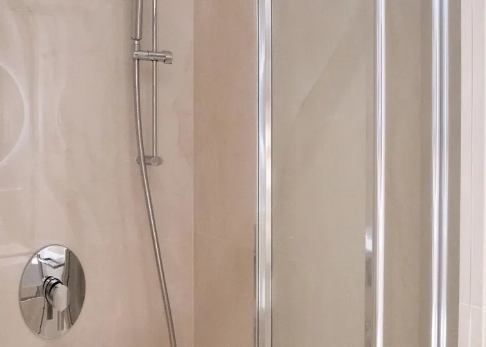 Pinia Centre Modern With Shared Bathroom *