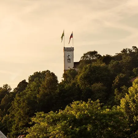 Pinia Centre Modern With Shared Bathroom 류블랴나