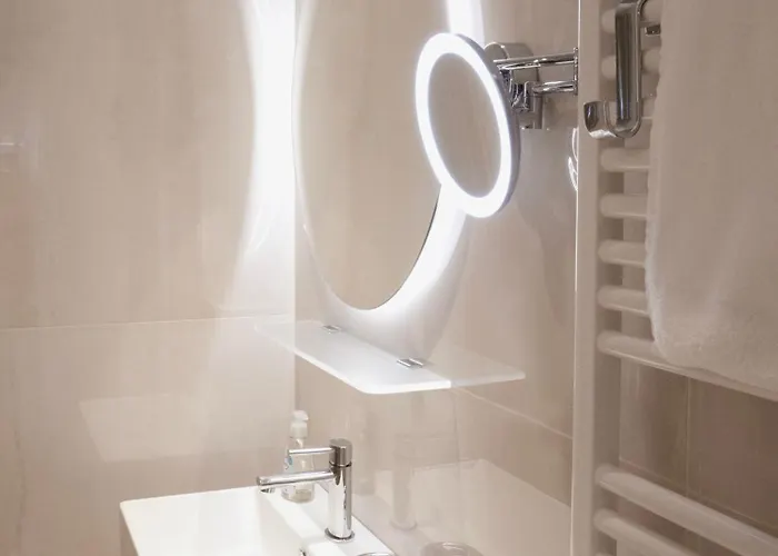 Pinia Centre Modern With Shared Bathroom *