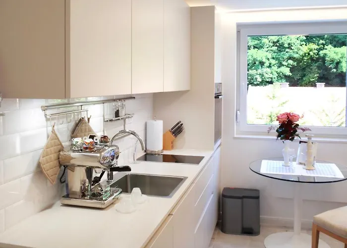 Pinia Centre Modern With Shared Bathroom 아파트 *