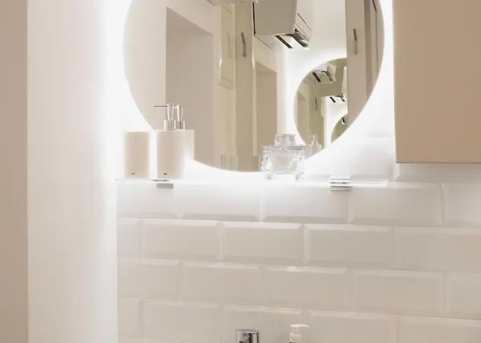 Pinia Centre Modern With Shared Bathroom 아파트