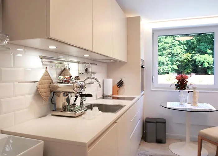 Pinia Centre Modern With Shared Bathroom 아파트